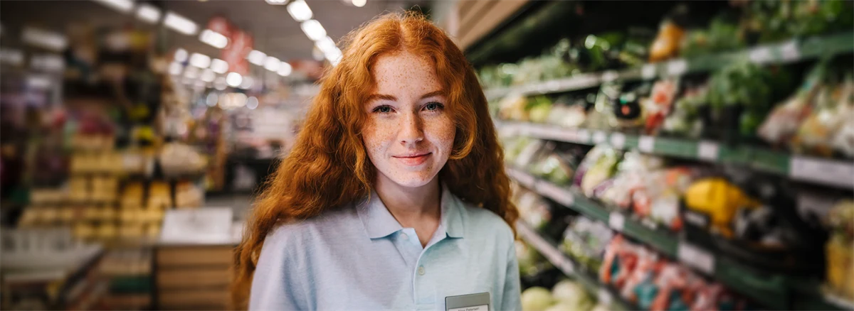 Porträtt av ung kvinna som jobbar i butik