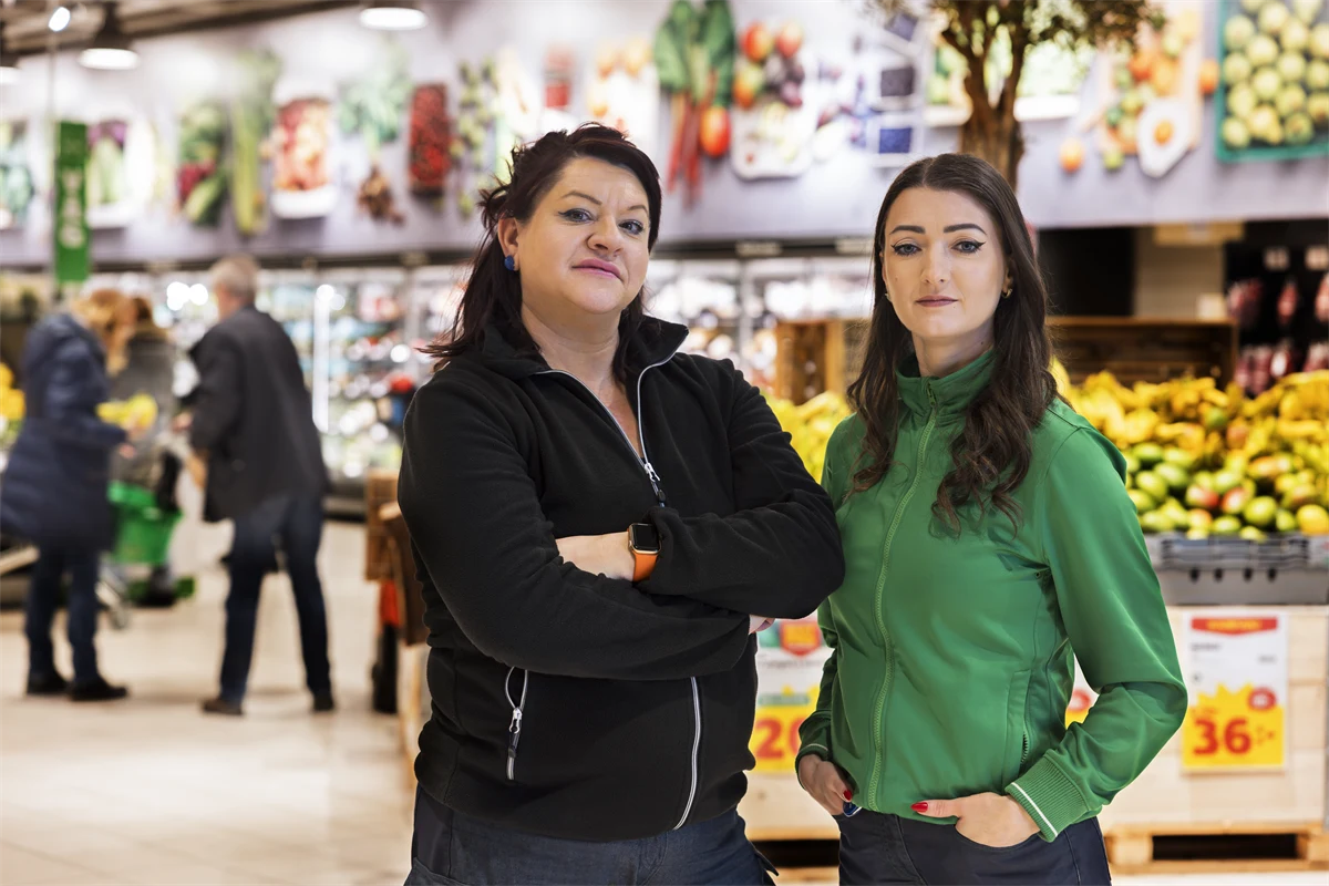 Två kvinnor som arbetar i butik