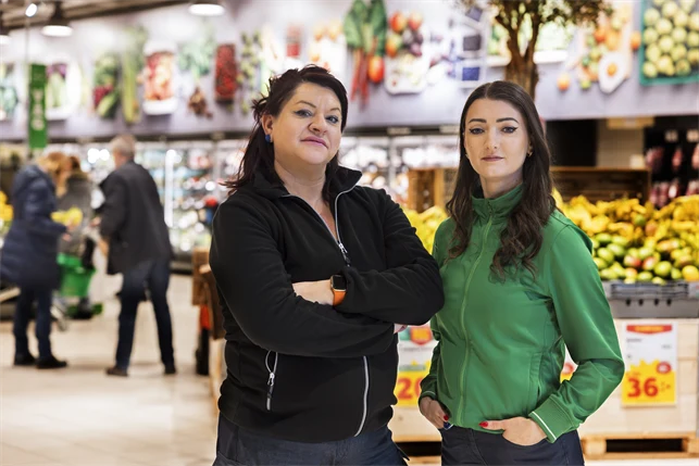 Två kvinnor som arbetar i butik