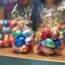 Färglada chokladägg i cellofanpåsar.