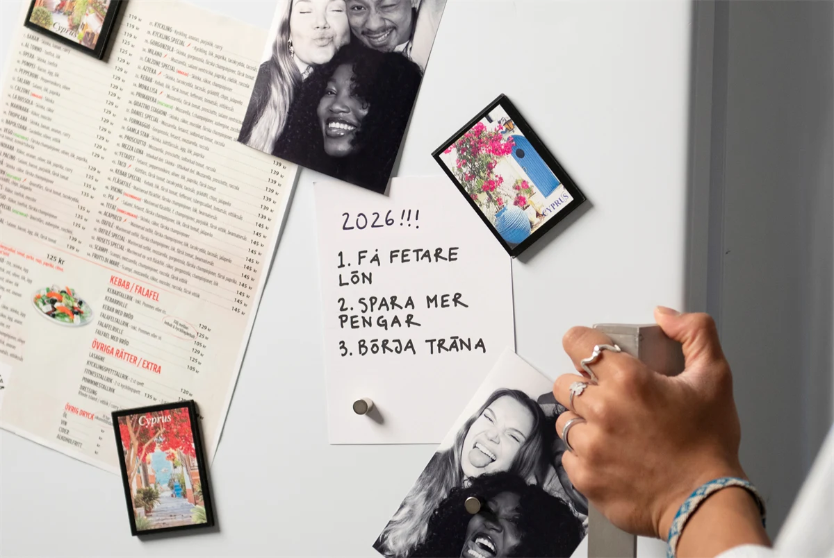 Lapp med nyårslöften på kylskåp.