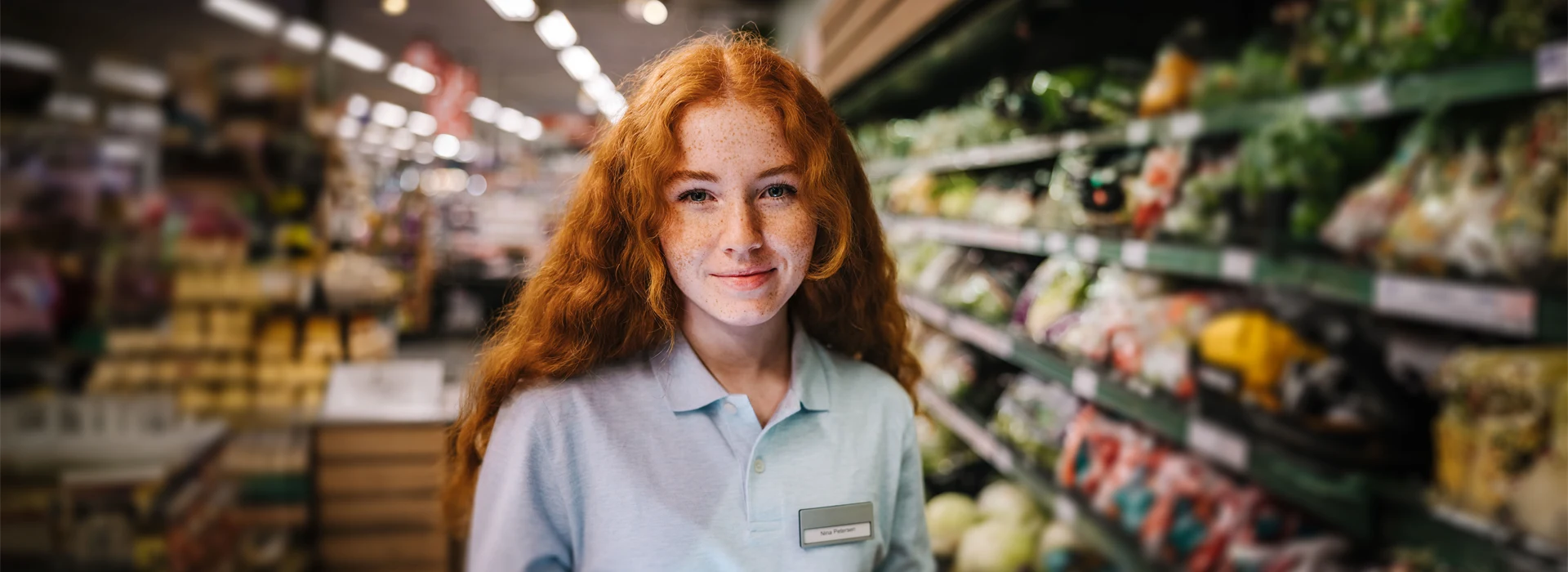 Porträtt av ung kvinna som jobbar i butik