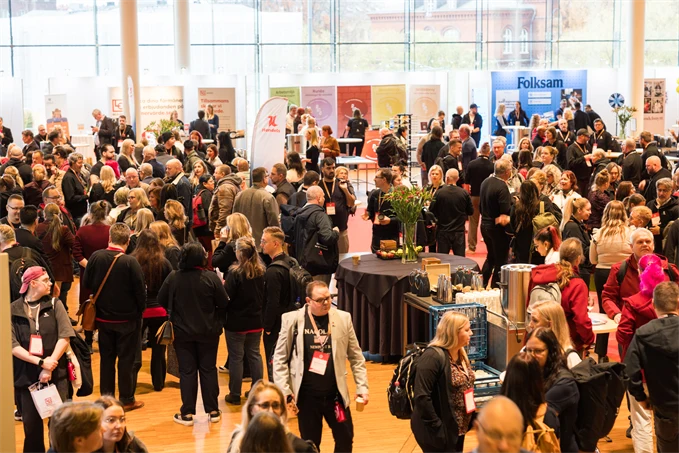 Människor och montrar på Handels kongress.