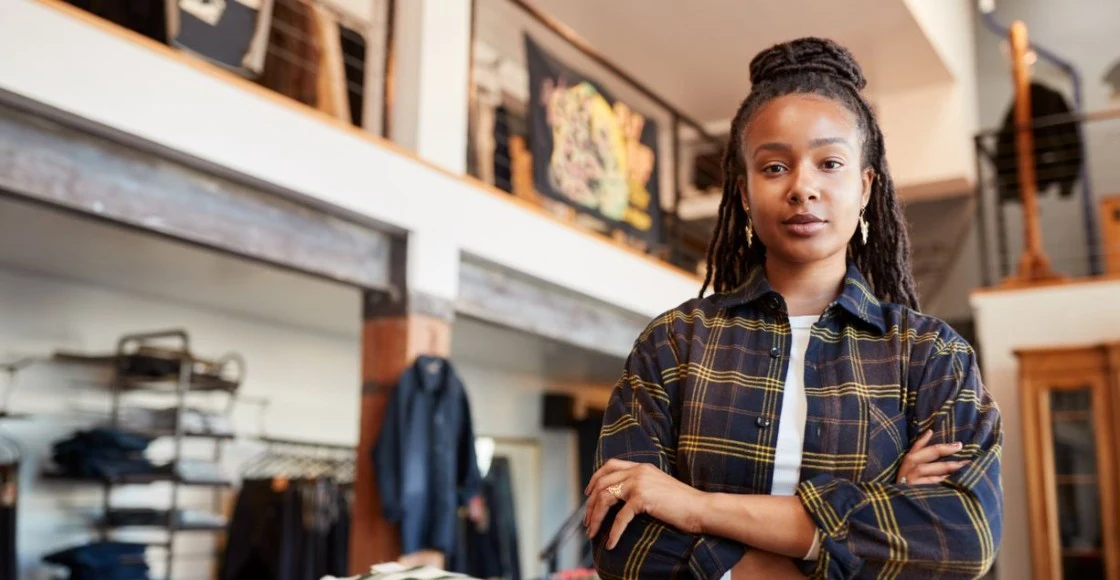 Kvinna står i klädbutik.