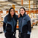 Två unga kvinnor jobbar i butik