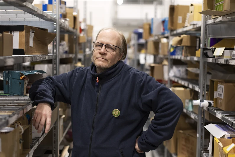 Manligt skyddsombud med bestämt uttryck,  jobbar på lager.