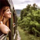 Ung kvinna på semester tar tåget ut i världen.