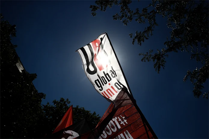 Bild av flagga med UNI Globa Unions logotyp.