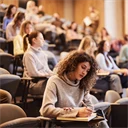 Elever i en skolsal.