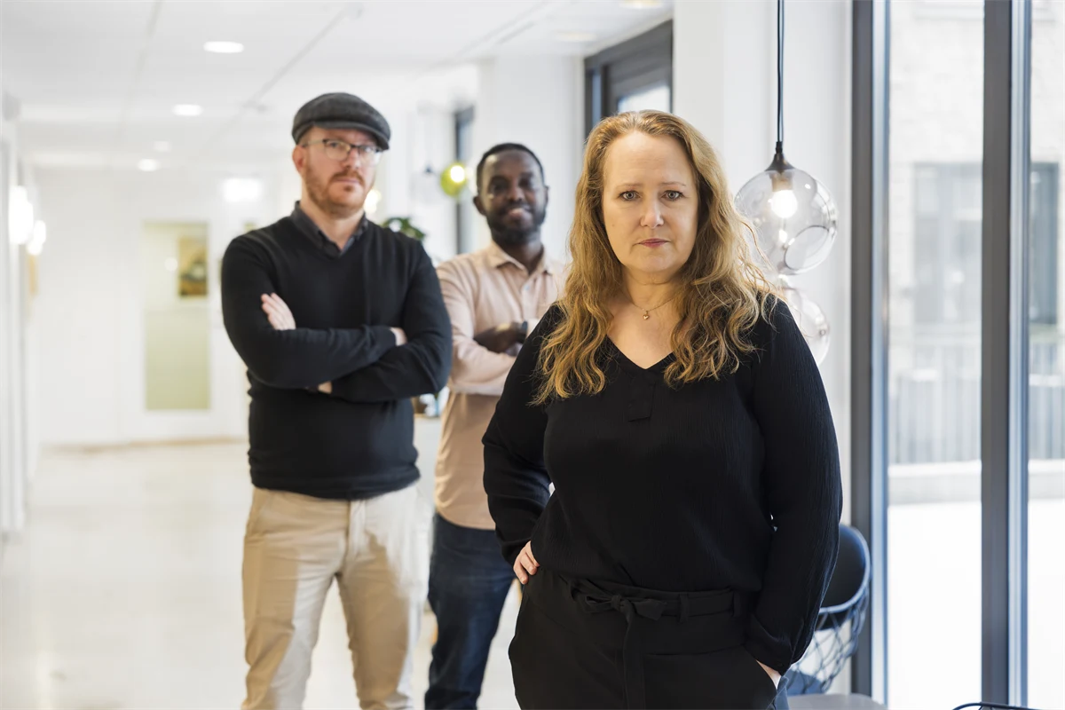 Bestämda tjänstemän med armarna i kors