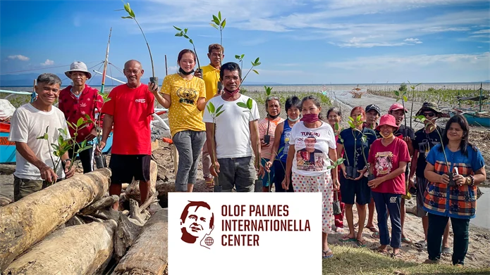 Mangrove-plantering på Mindanao. Fishworkers Solidarity arbetar för att bevara den småskaliga fiskerinäringen som de försörjer sig på. Bilderna är från en by där de hade som bi-syssla att återplantera mangrove-plantor. 