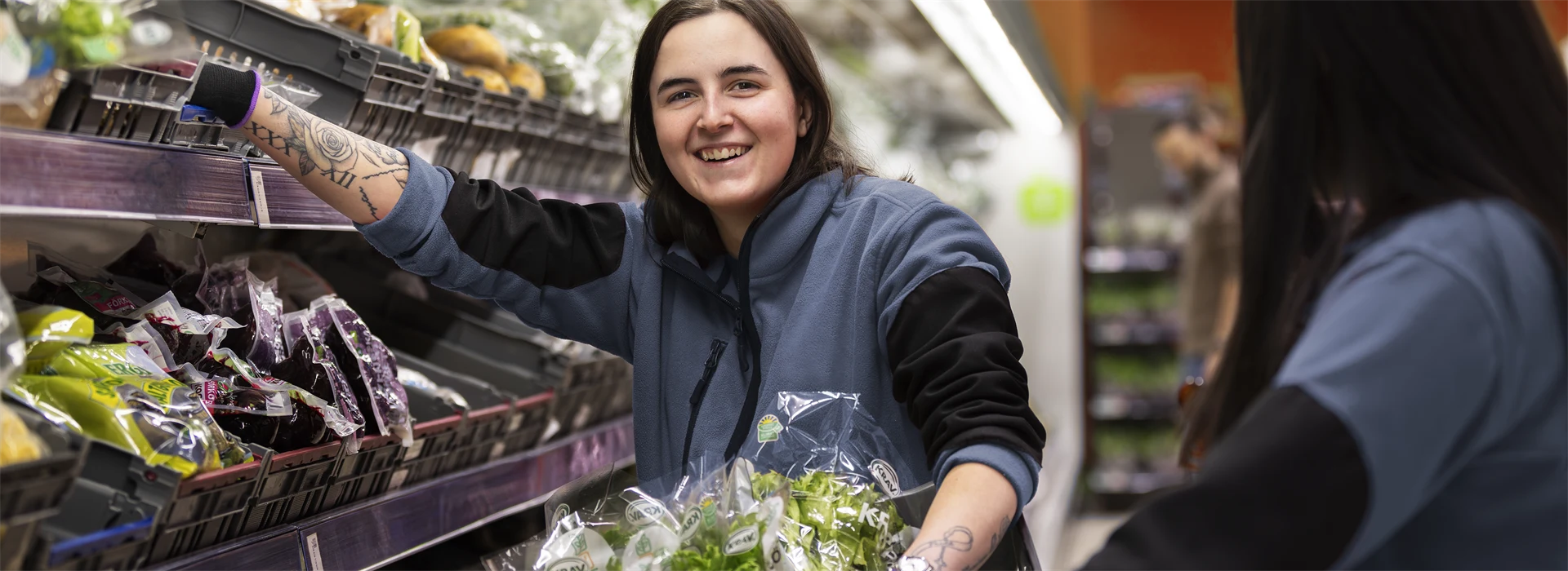 Två unga kvinnor jobbar i butik