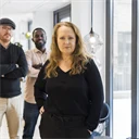 Bestämda tjänstemän med armarna i kors