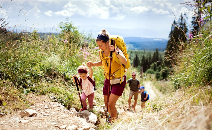 En familj som vandrar i fjällen.